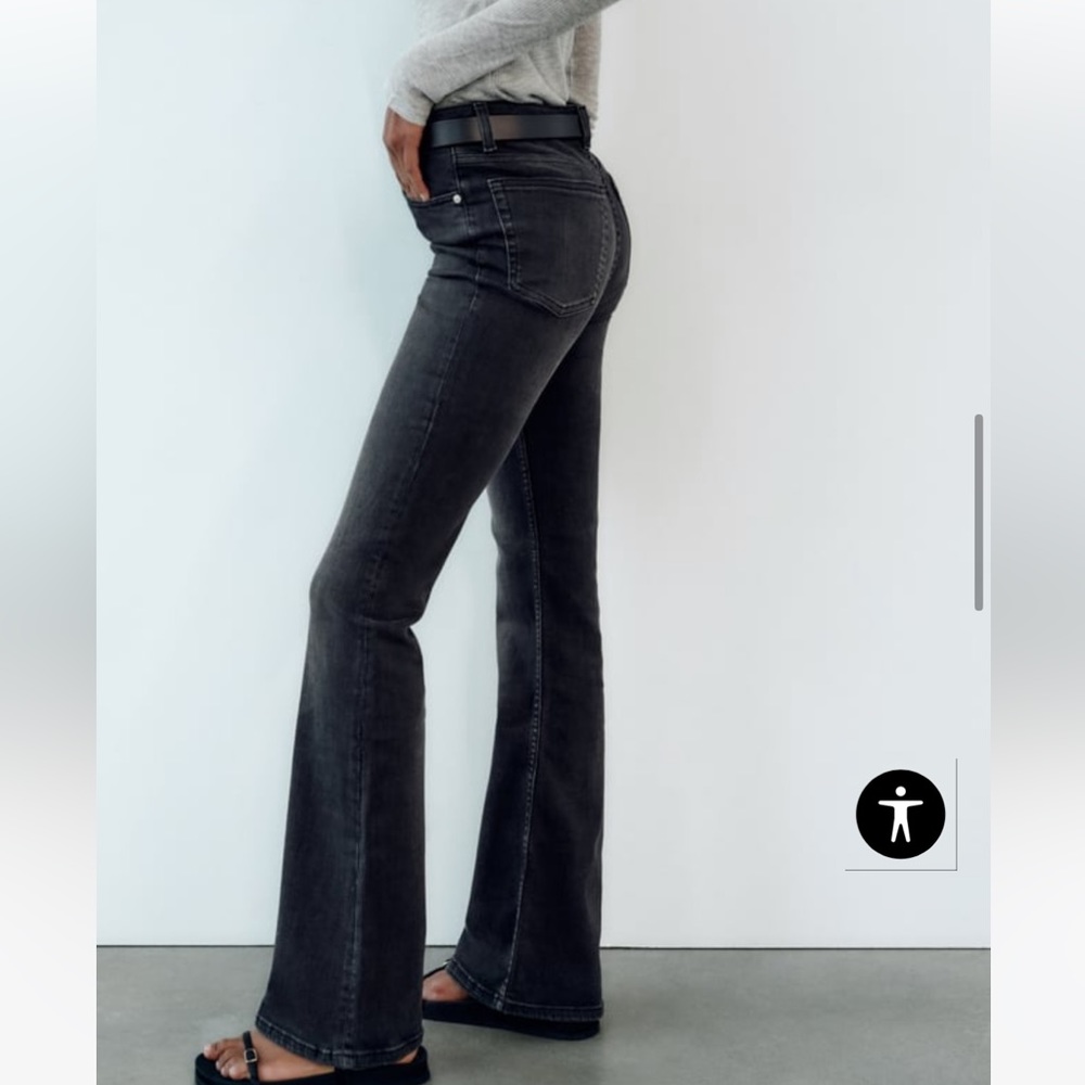 Zara FULL LENGTH TRF MID-RISE FLARE JEANS

Size 6